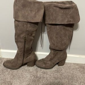 Size 10 brown grey boots can be worn above knee or bellow knee hardly worn.
